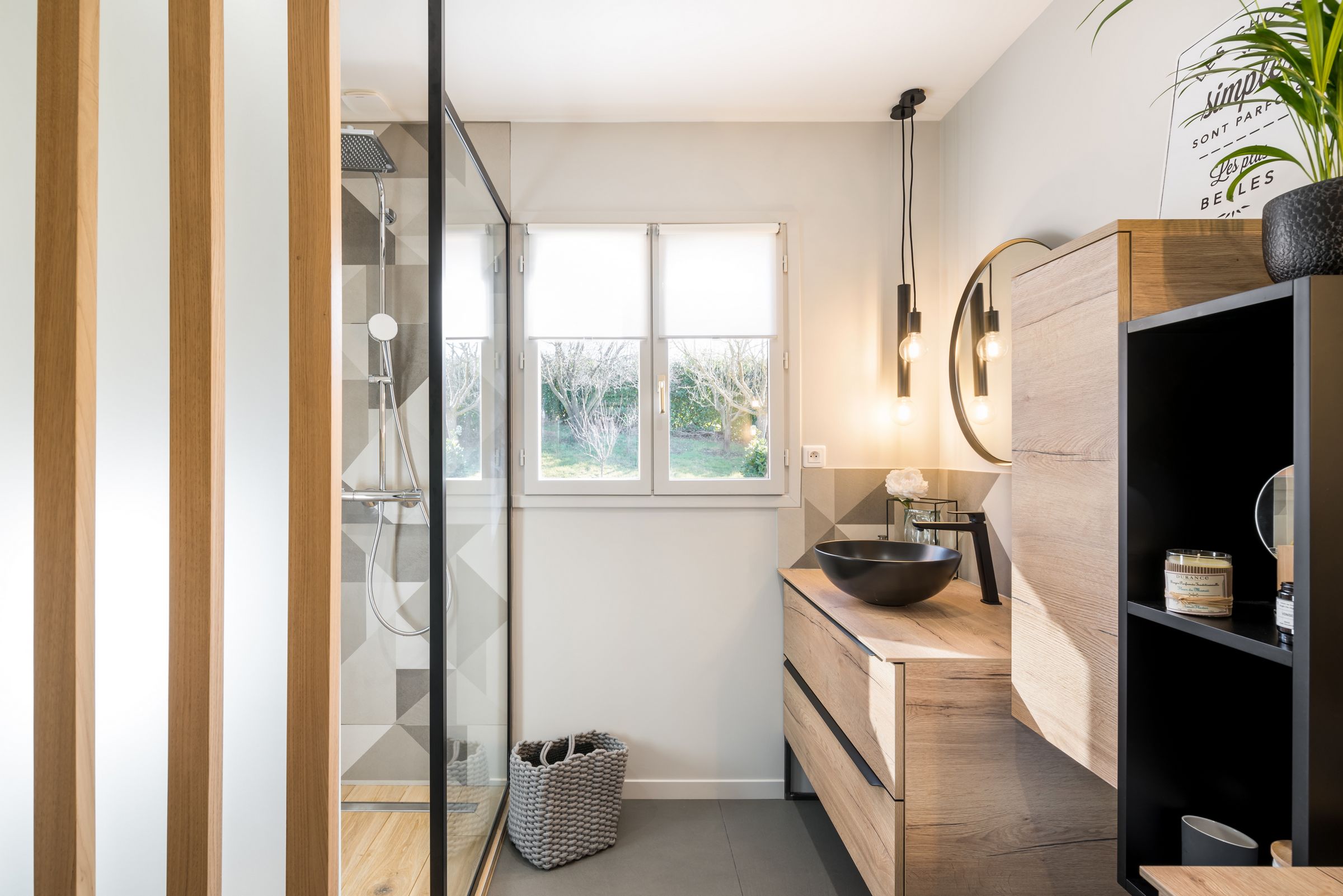 salle de bains bois avec claustra verrierere et carreaux geometriques anniei mazuy archiitecte interieur lyon