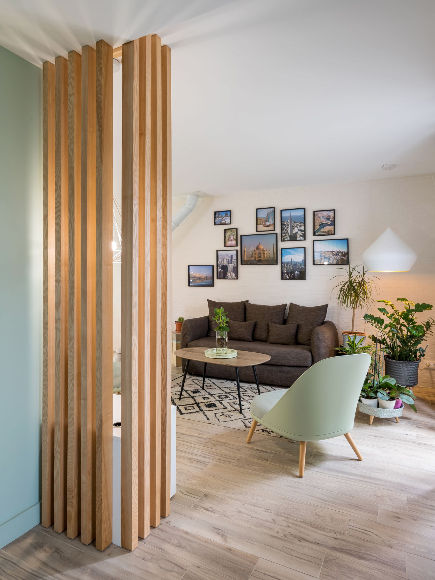 amenagement entree de maison avec claustras bois en angle annie mazuy architecte interieur lyon