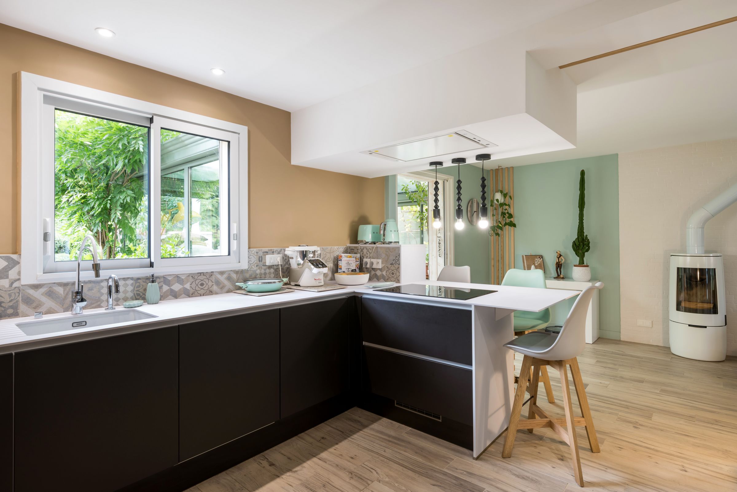 cuisine murs cappuccino meuble marron et blanc et carreaux ciment annie mazuy architecte interieur lyon