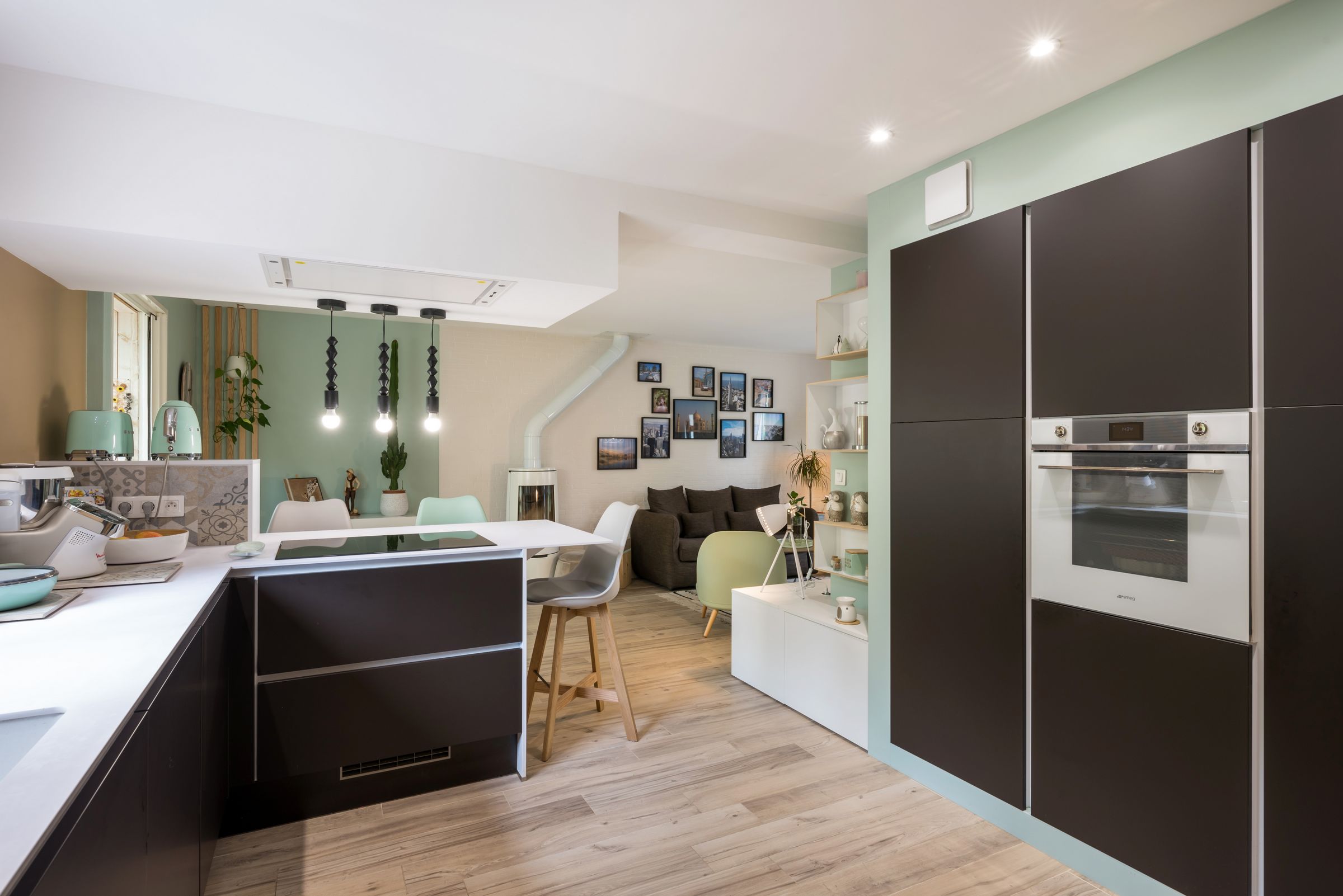 cuisine ouverte sur éjour mint bois et blanc annie mazuy architecte interieur lyon