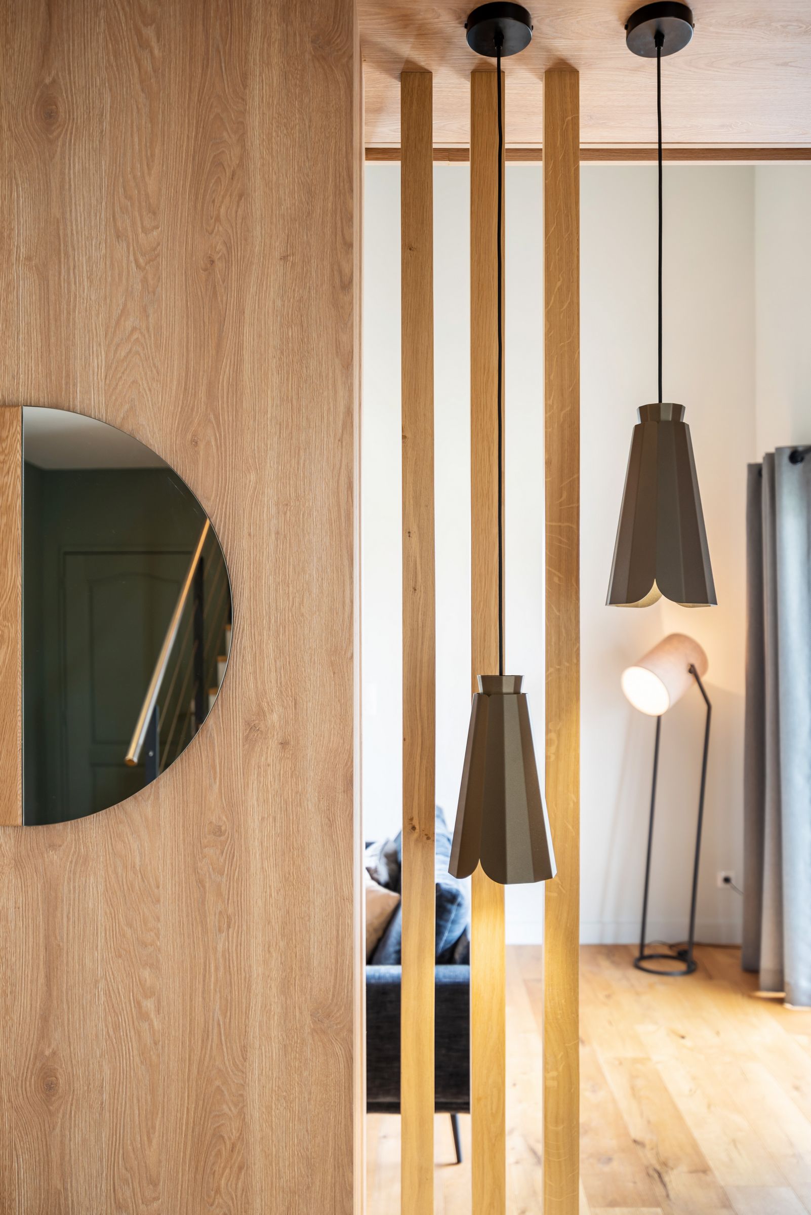 detail entree de bois suspensions et claustras april moon architecte interieur