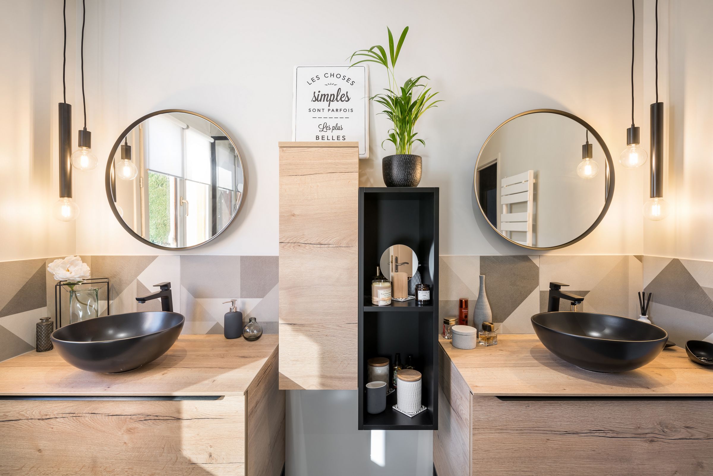 double vasque separees avec miroirs ronds meubles chene et vasques noires april moonarchitecte interieur lyon