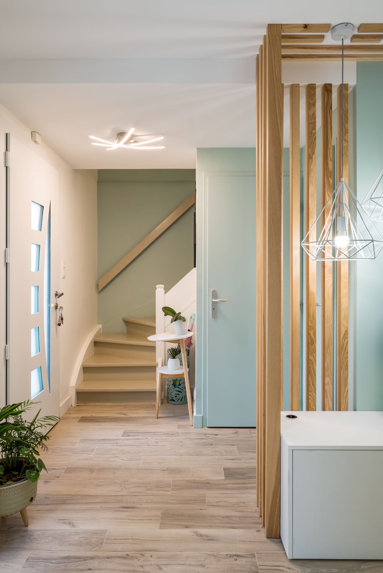enree de maison delimitee par claustras bois dans angles et plafond annie mazuy architecte interieur lyon