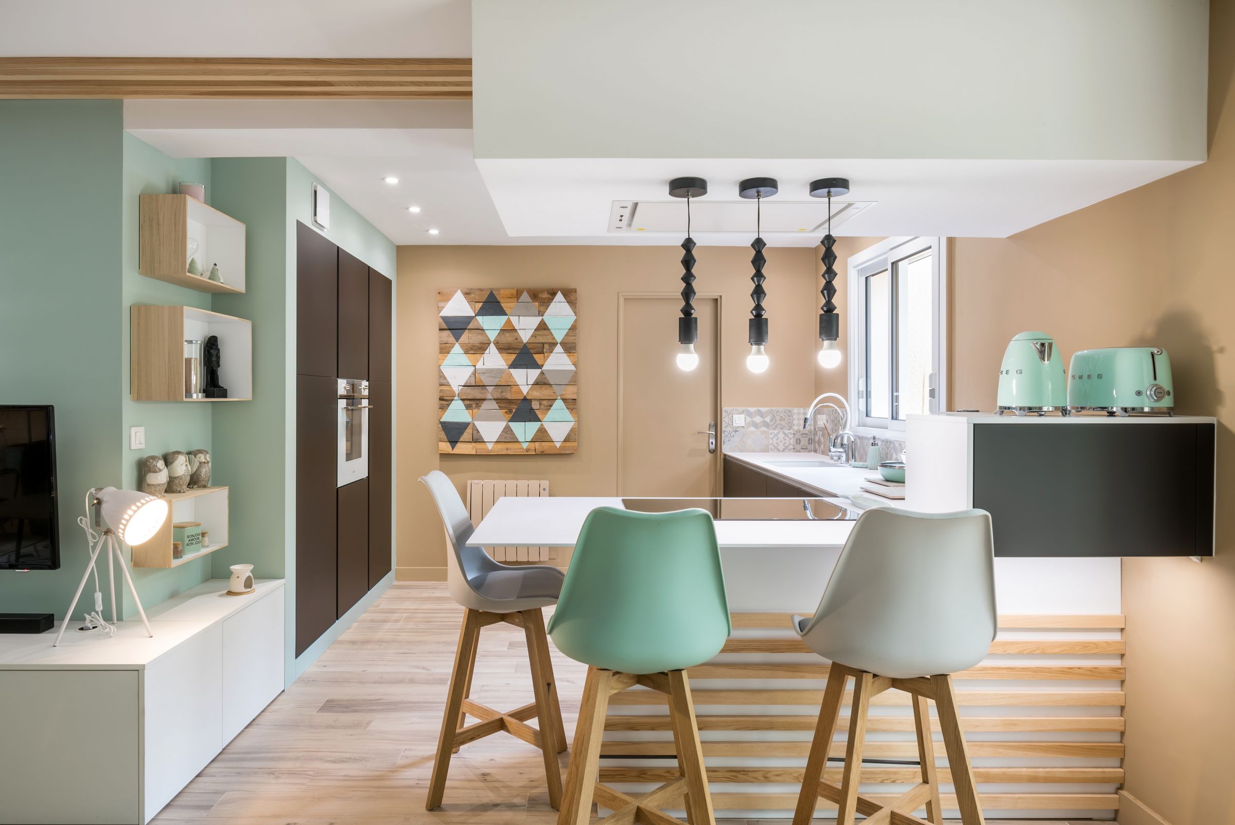 espace cuisine sur salon avec claustra bois et mur armoire annie mazuy architecte interieur lyon