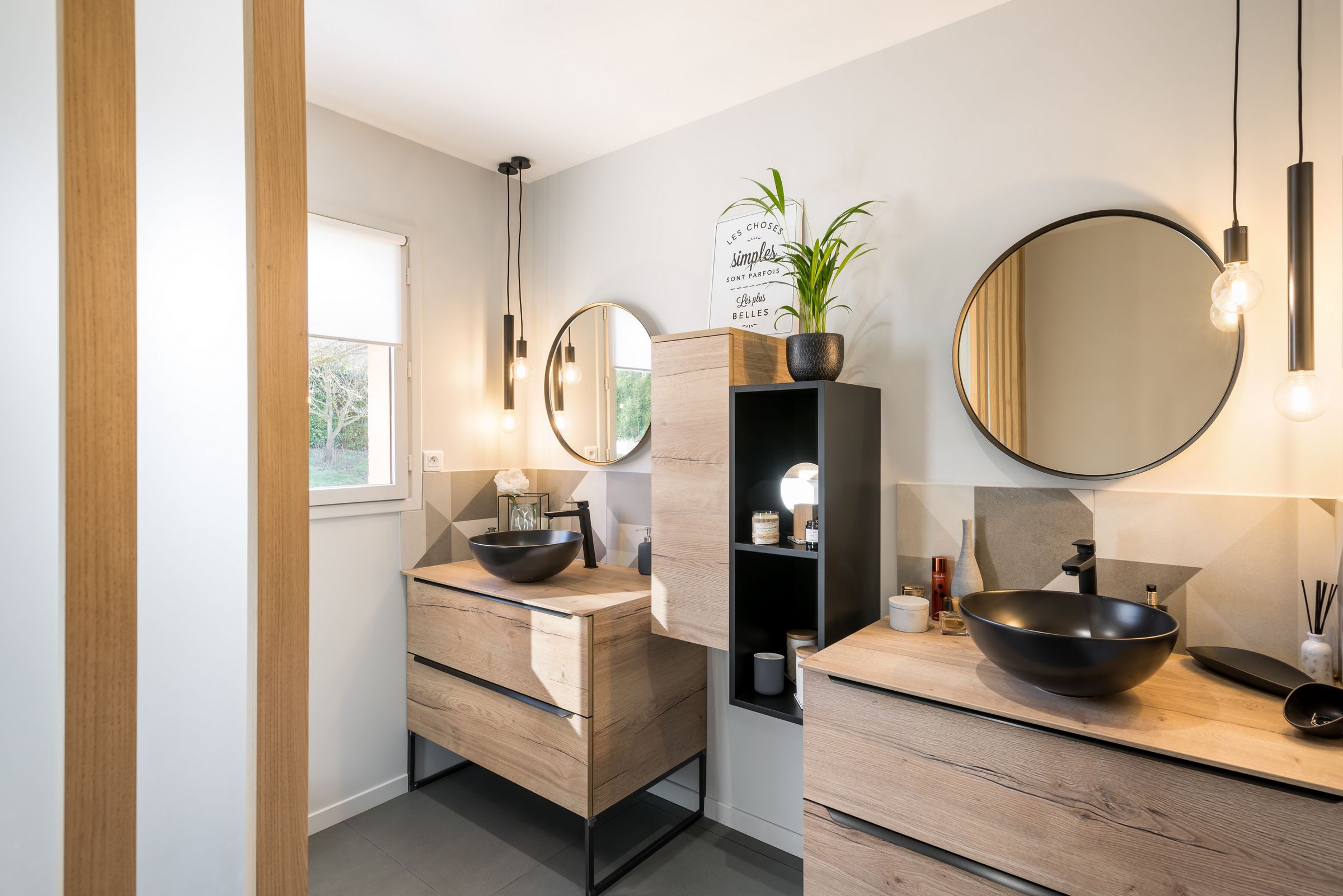 salle de bains design aux lignes bois et noir par april moonarchitecte initerieur lyon