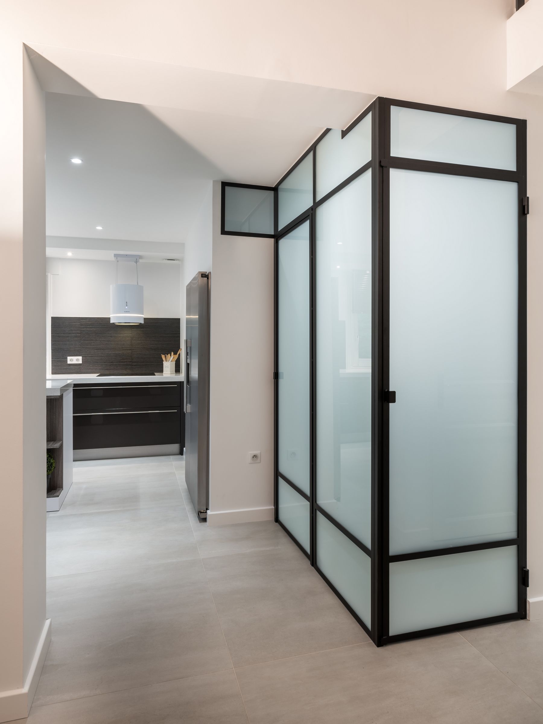 @aprilmoonhomedition cuisine sur mesure design charbonnieres les bains avec verriere cellier ilot central en granit