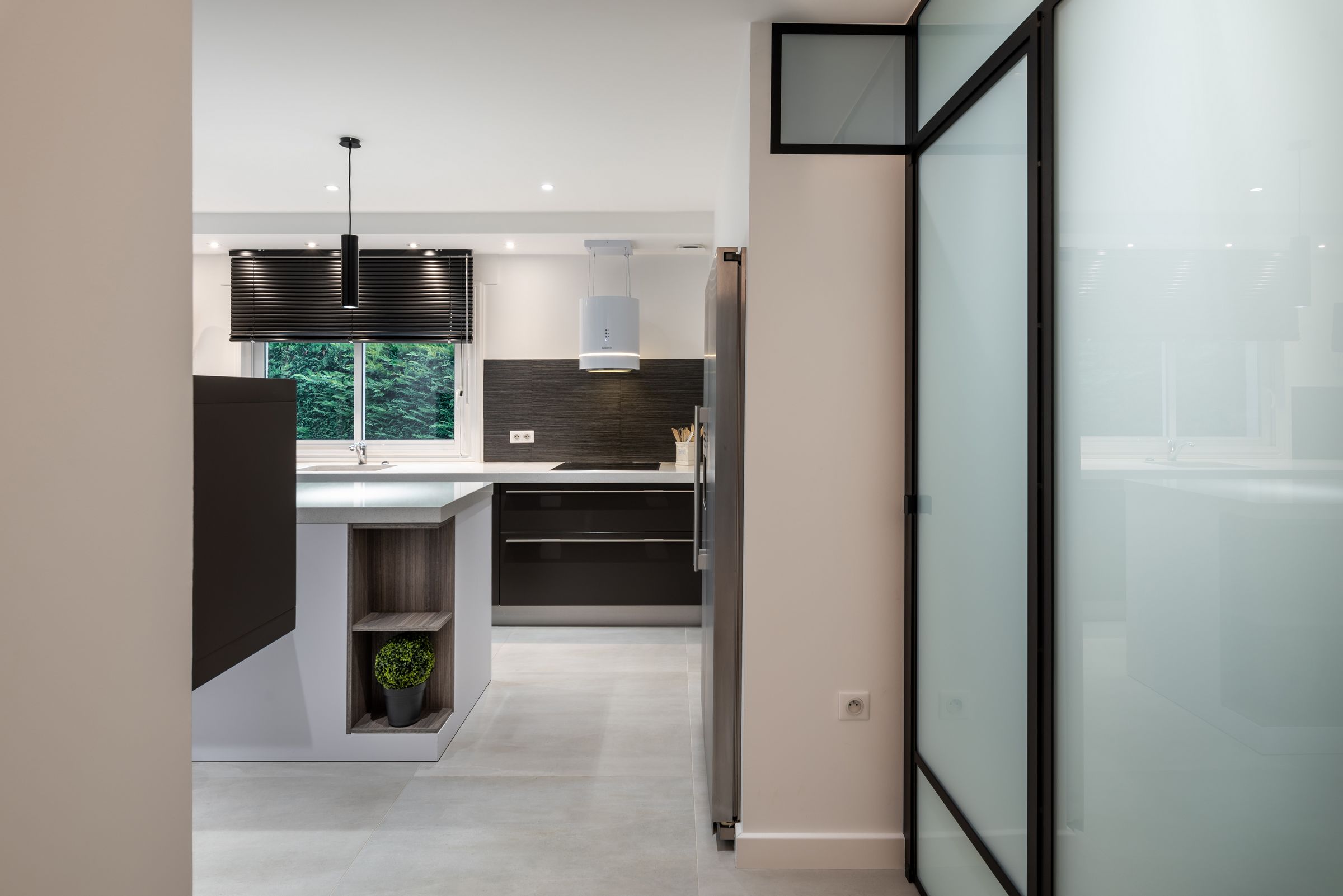 @aprilmoonhomedition cuisine sur mesure design charbonnieres les bains avec verriere cellier ilot central en granit1