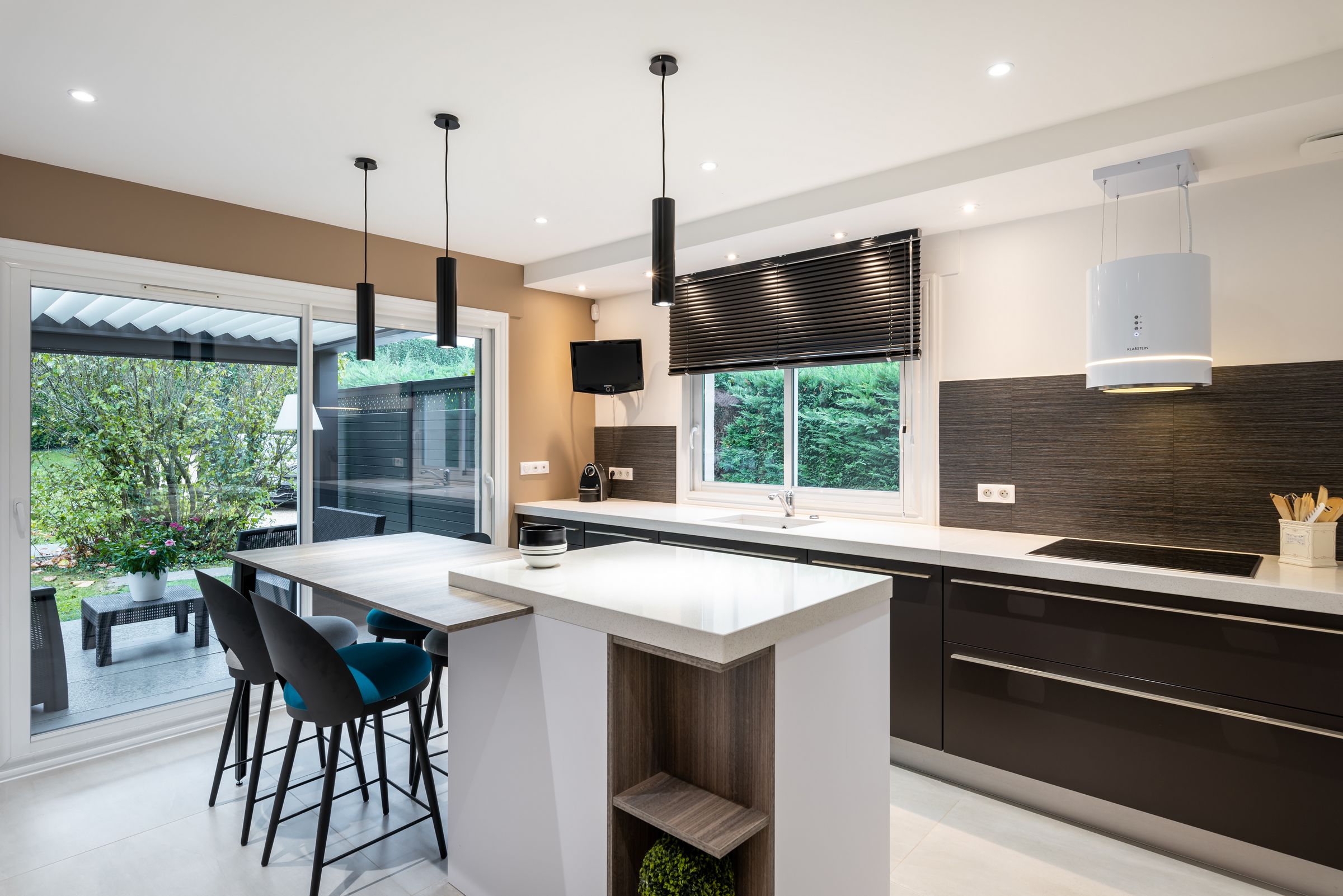 @aprilmoonhomedition cuisine sur mesure design charbonnieres les bains avec verriere cellier ilot central en granit2