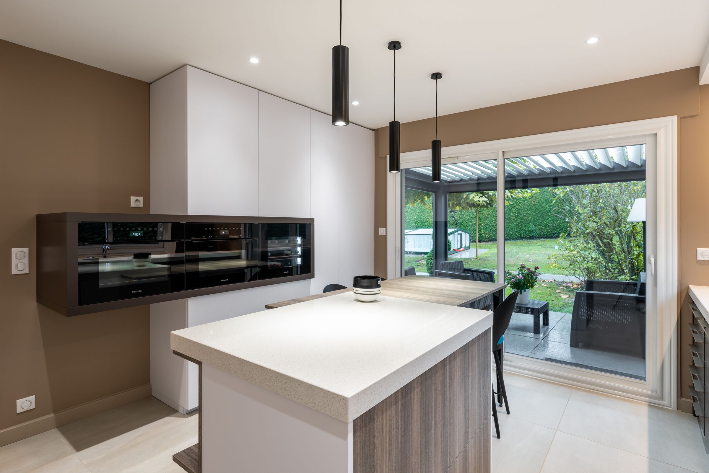 @aprilmoonhomedition cuisine sur mesure design charbonnieres les bains avec verriere cellier ilot central en granit3
