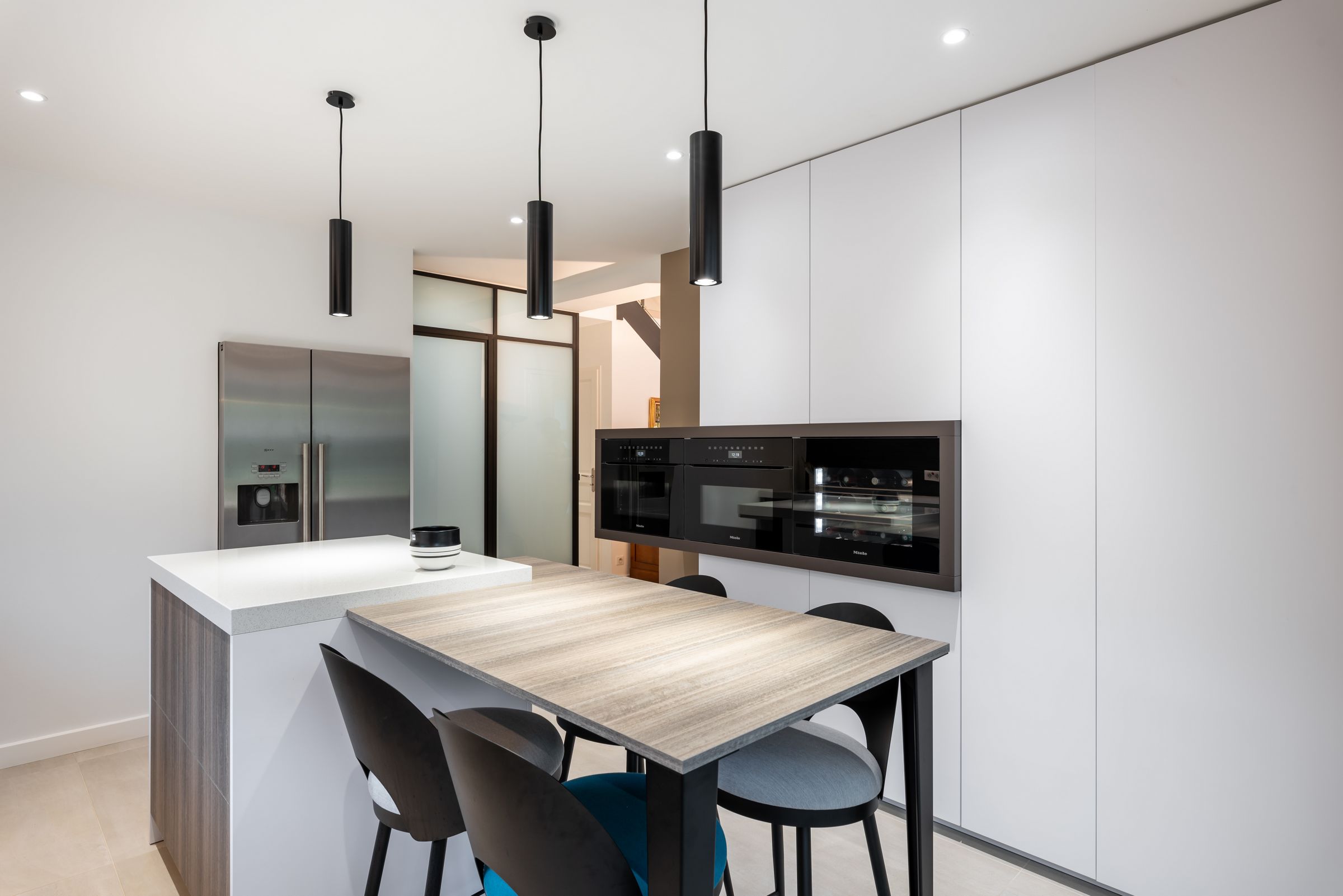 @aprilmoonhomedition cuisine sur mesure design charbonnieres les bains avec verriere cellier ilot central en granit4