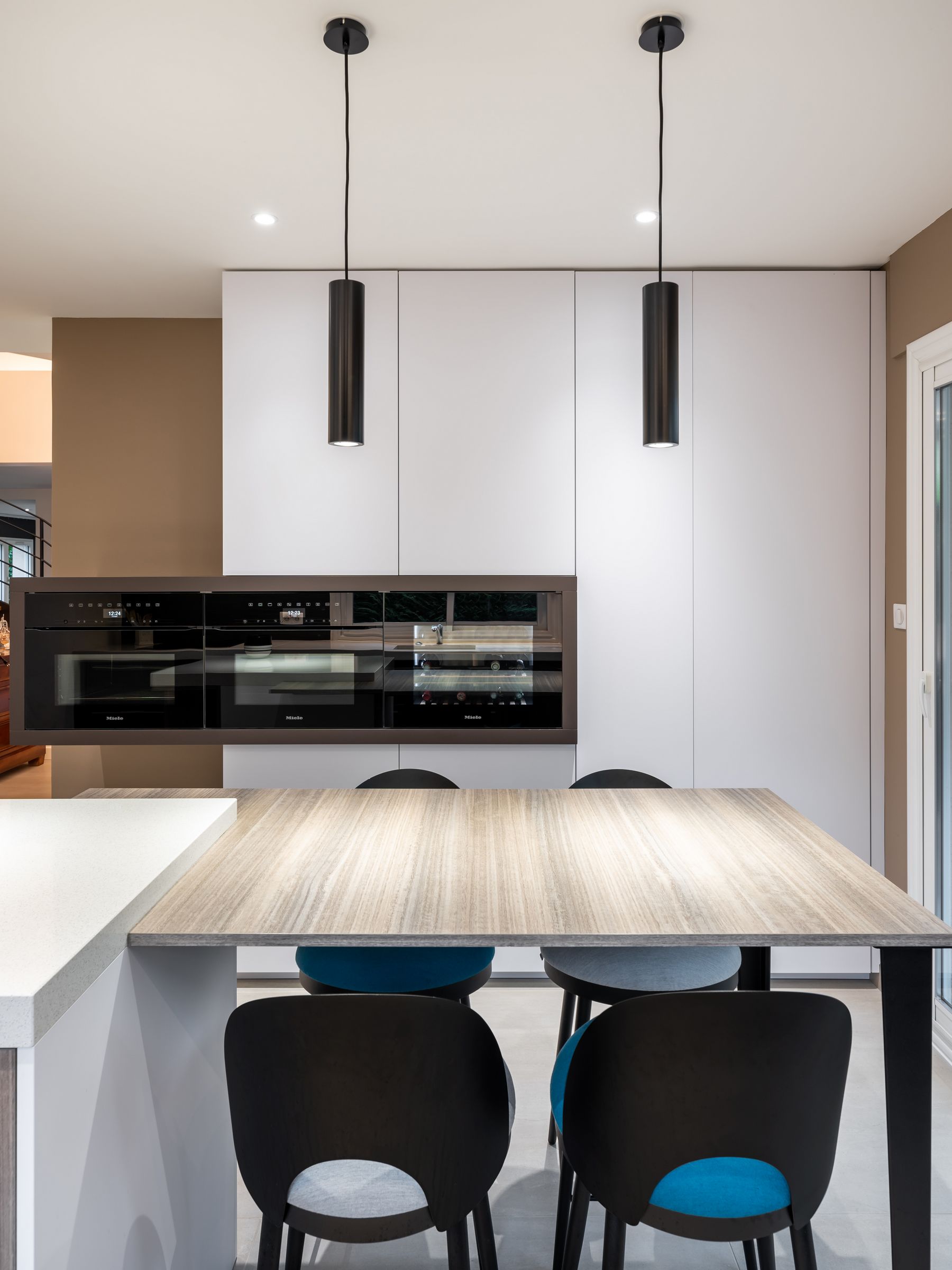 @aprilmoonhomedition cuisine sur mesure design charbonnieres les bains avec verriere cellier ilot central en granit5