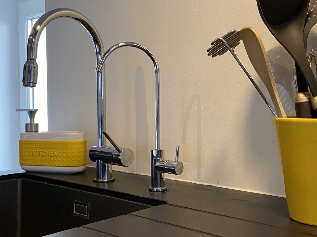 amenagement de cuisine avec mitigeur et osmoseur sur plan de travail en ceramique par april moon home edition
