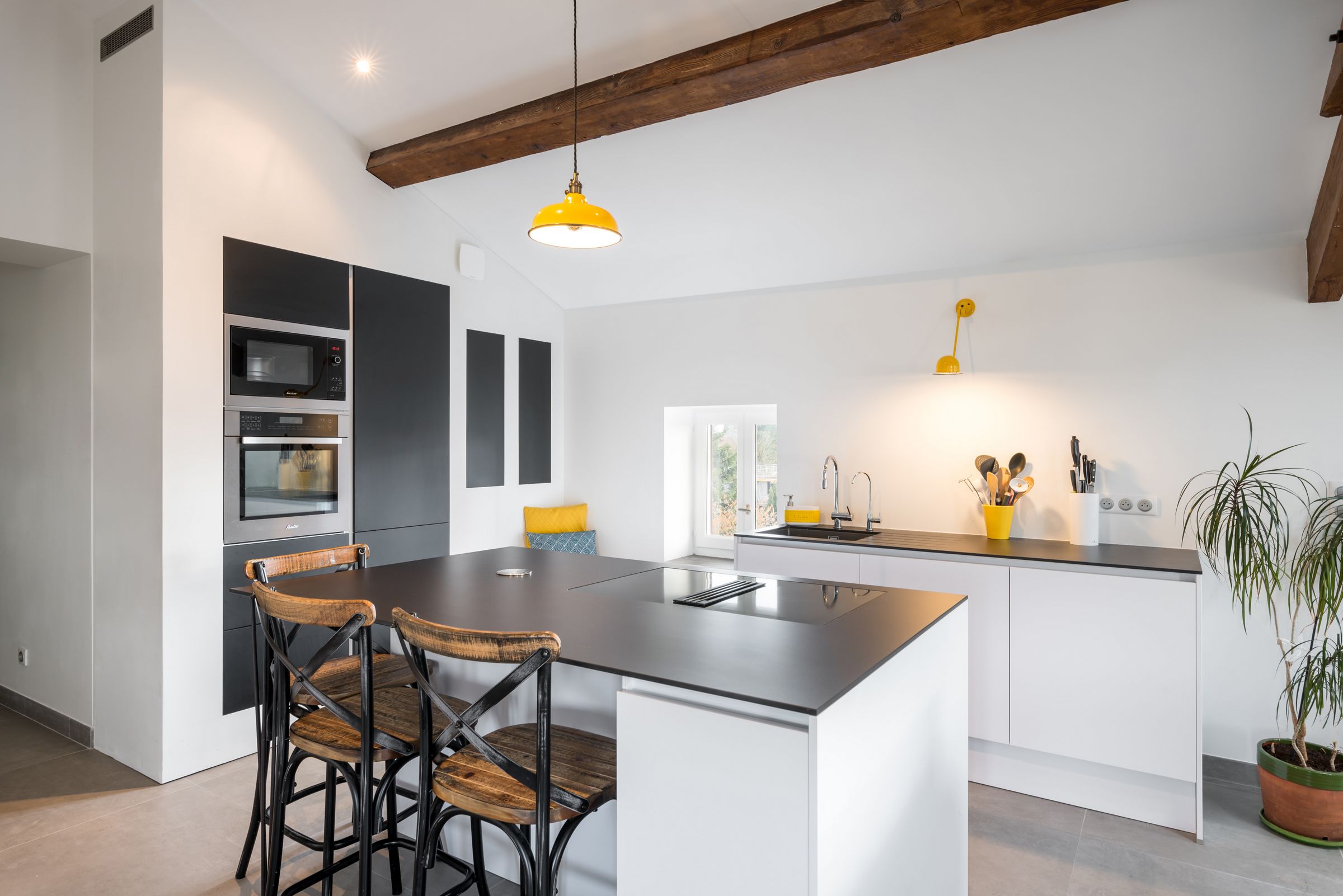 amenager une cuisine noir et blanche aux lignes contemporaines dans un corps de ferme