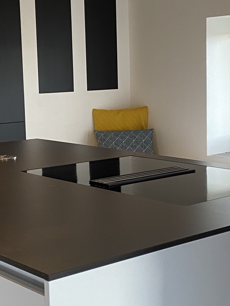 hotte aspirante miele dans cuisine contemporaiine signee april moon home edition a craponne et annie mazuy architecte interieur lyon