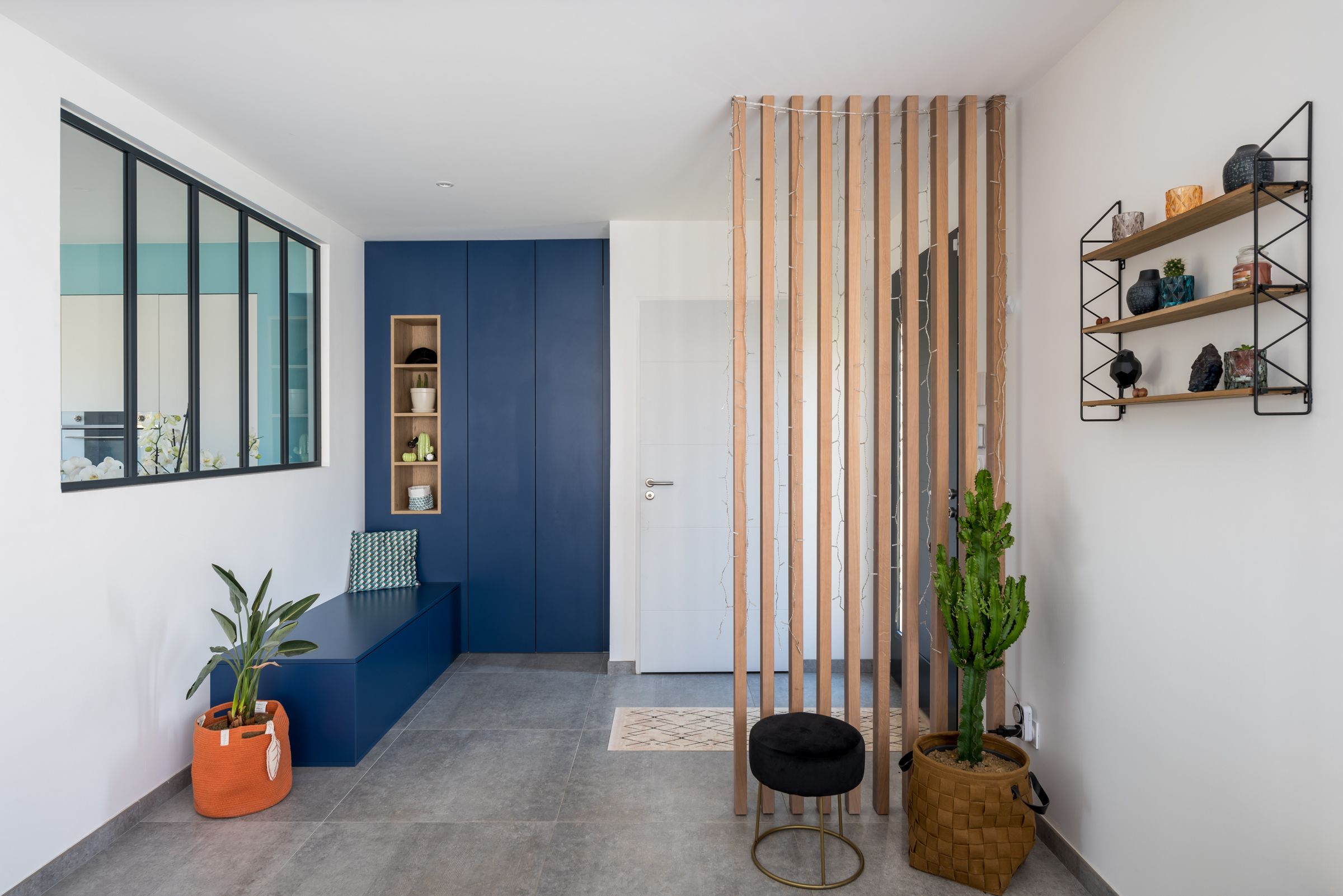 amenagement entree de maison neuve dans ouest lyonnais meuble bleu sur mesure et claustras annie mazuy architecte interieur