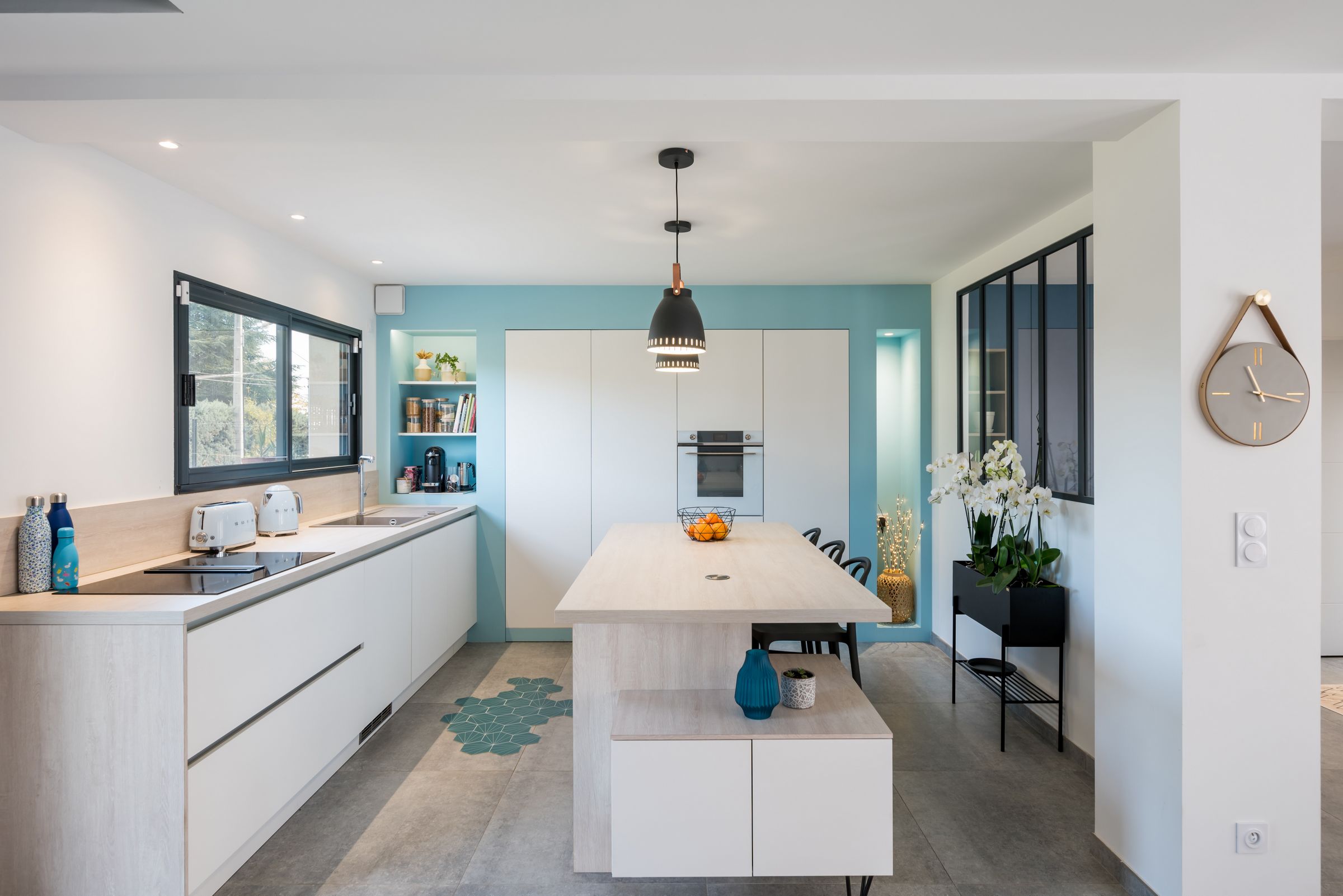 cuisine contemporaine blanche et bleu ciel avec mur armoire niche decorative et ilot central