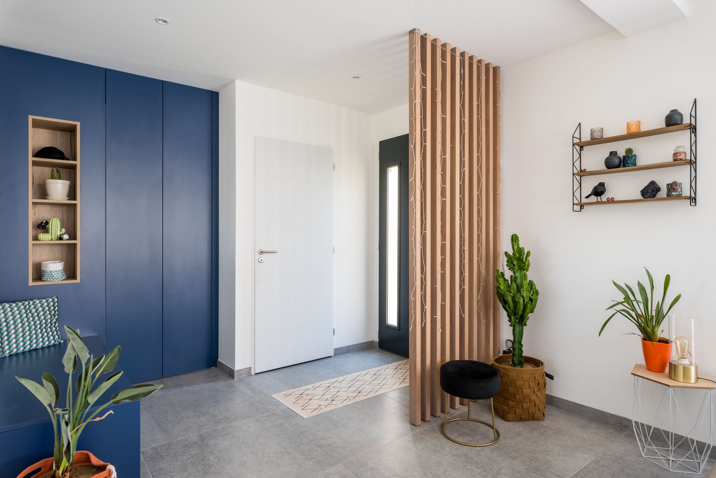 meuble sur mesure d entree de maison avec niche deocrative paroi en claustras annie mazuy architecte interieur a lyon