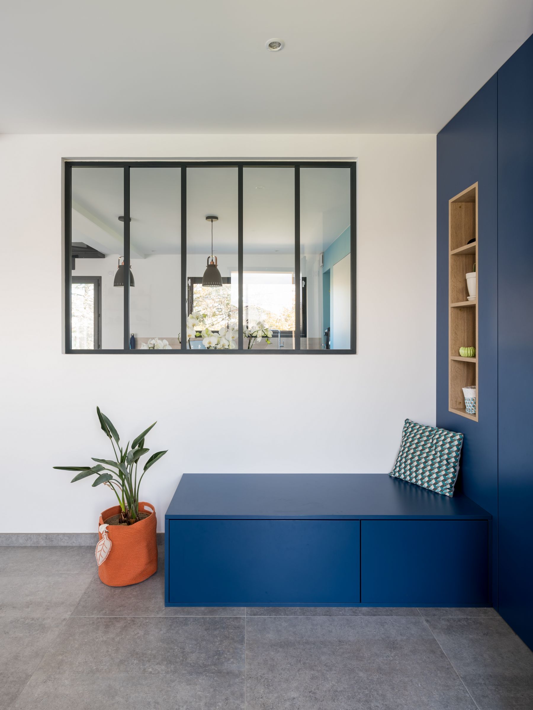 meuble sur mesure dans une entree de maison banquette sous verriere conception architecte interieur annie mazuy a lyon chaponost ouest lyonnais