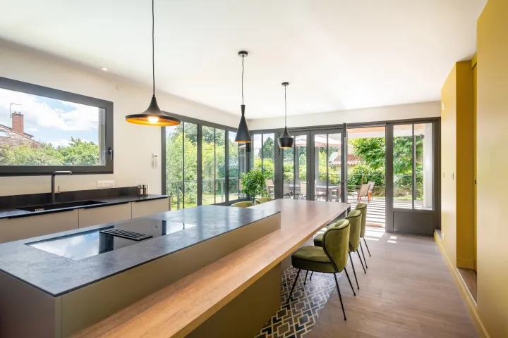 Des réalisations, aménagements et décoration d'une grande cuisine moderne et lumineuse à Tassin la demi lune. Jolies réalisations