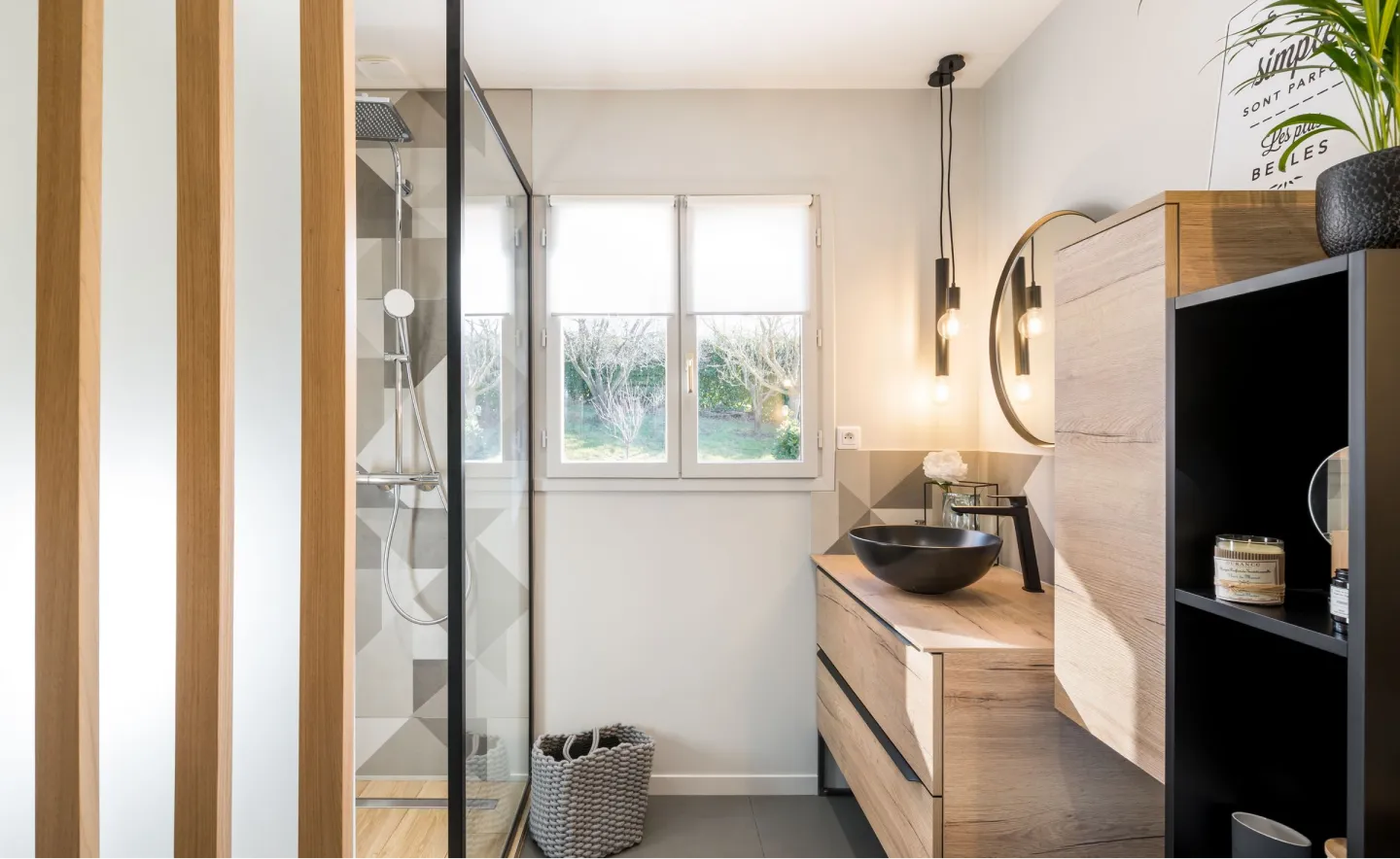 Salle de bains bois avec claustra verrière et carreaux géométriques April-Moon réalisation et rénovation à Sourcieux les mines