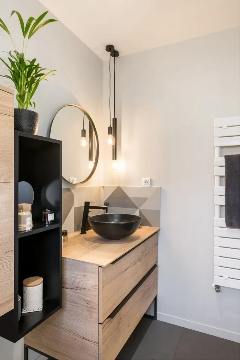 Salle de bains bois avec claustra verrière et carreaux géométriques April-Moon architecte interieur Lyon