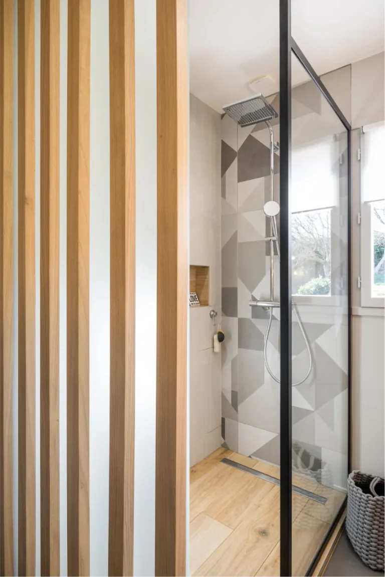 Salle de bains bois avec claustra verrière et carreaux géométriques April-Moon architecte interieur Lyon