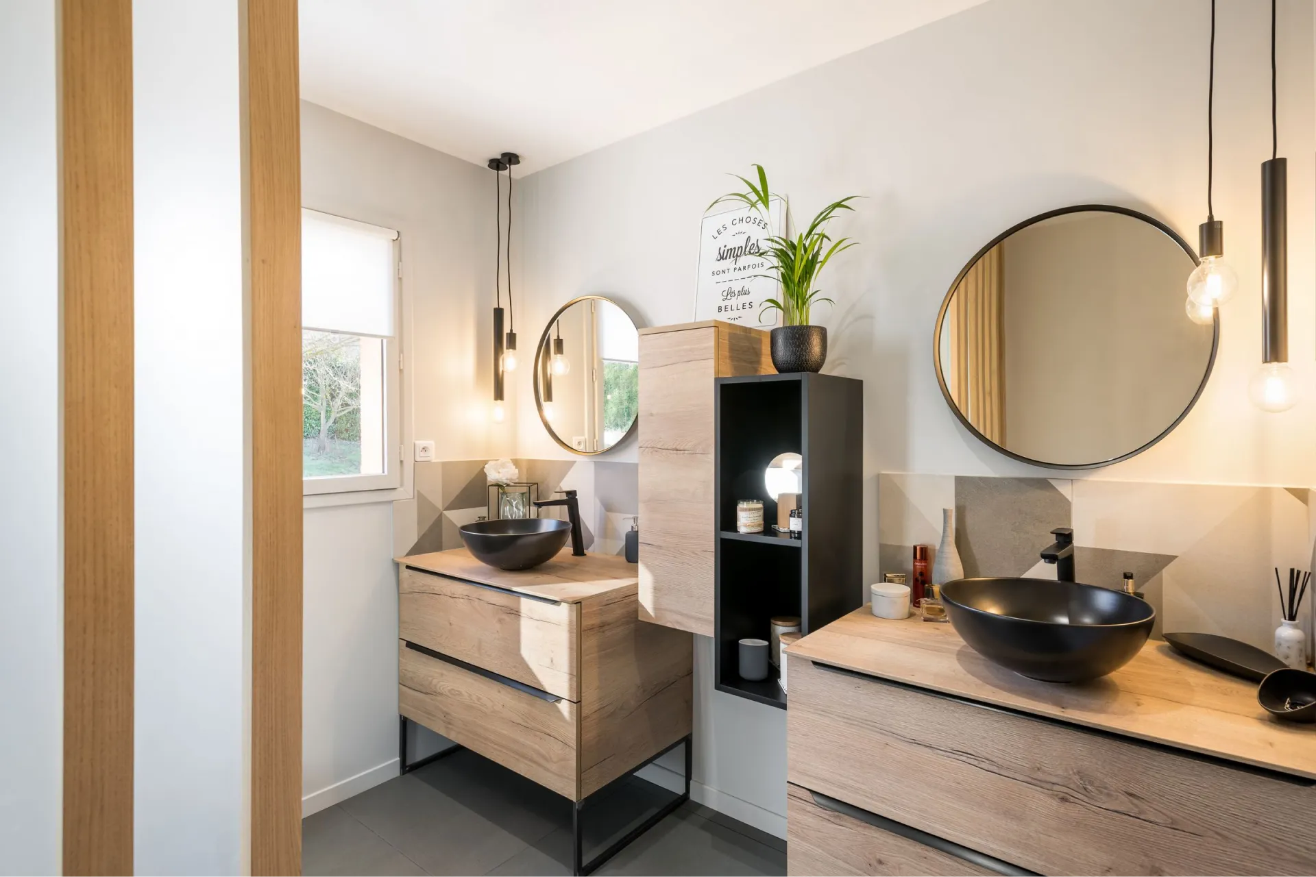 Salle de bains bois avec claustra verrière et carreaux géométriques April-Moon architecte interieur Lyon