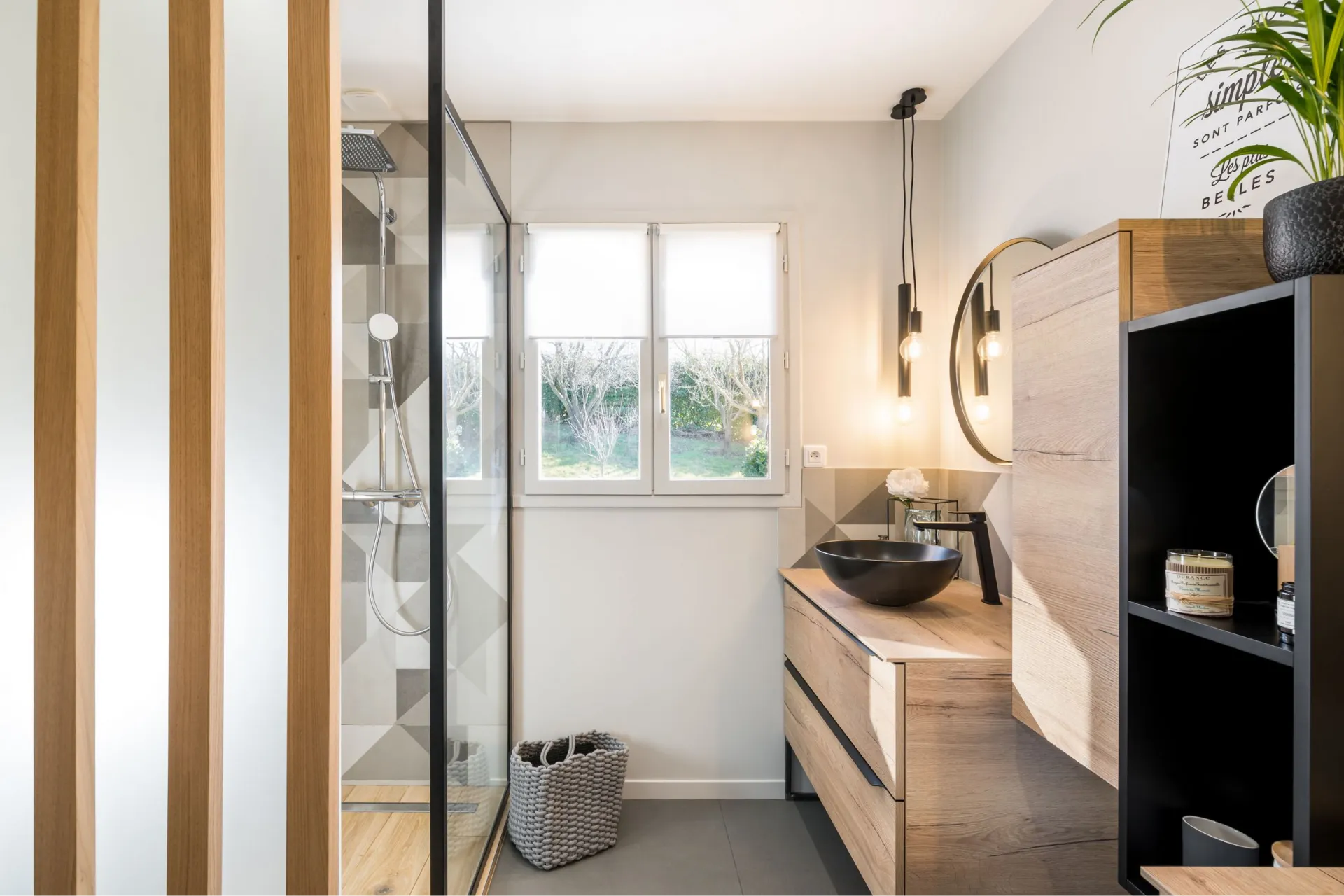 Salle de bains bois avec claustra verrière et carreaux géométriques April-Moon architecte interieur Lyon