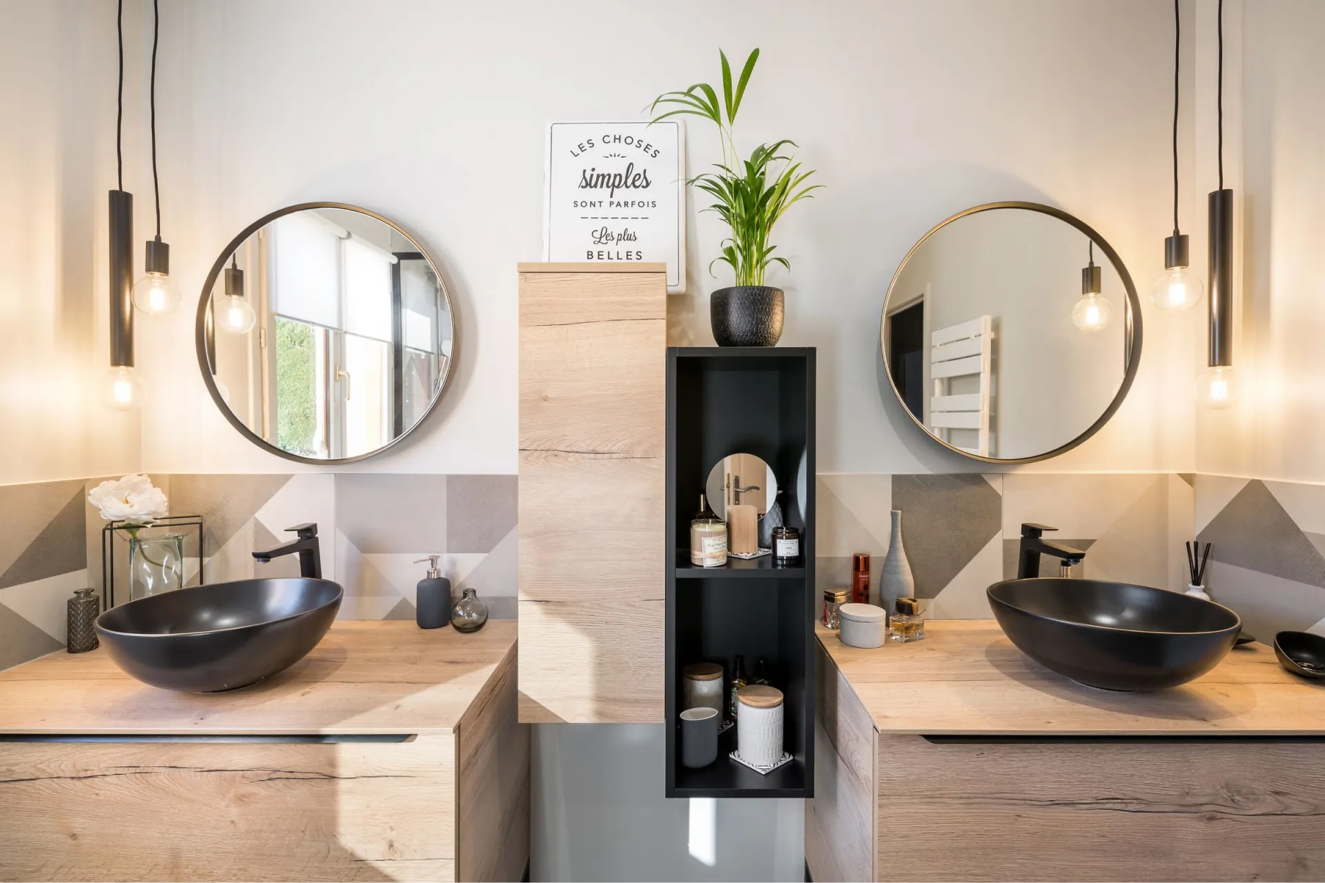 Salle de bains bois avec claustra verrière et carreaux géométriques April-Moon architecte interieur Lyon