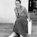 Annie Mazuy, architecte d'intérieur April moon Home Edition. Portrait de plein pied noir et blanc