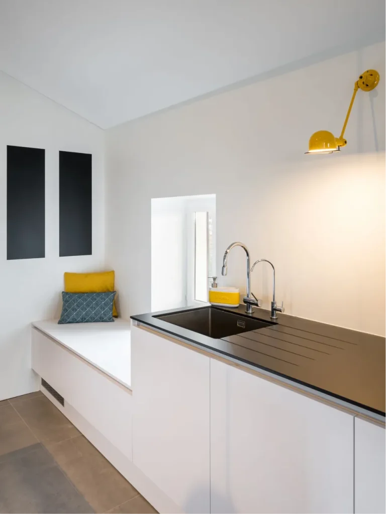 Banquette-dans-cuisine-blanche-et-noire-avec-decoration-jaune-par-annie-mazuy-archietcte-interieur-a-lyon-