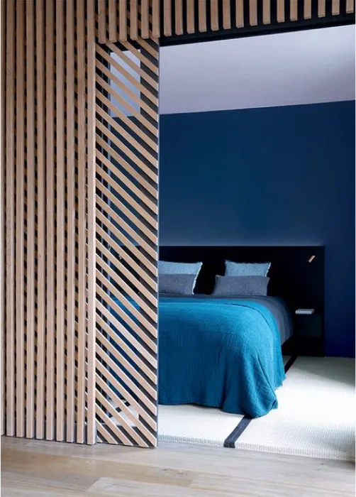 Séparation claustra pour une chambre décorée en bleu