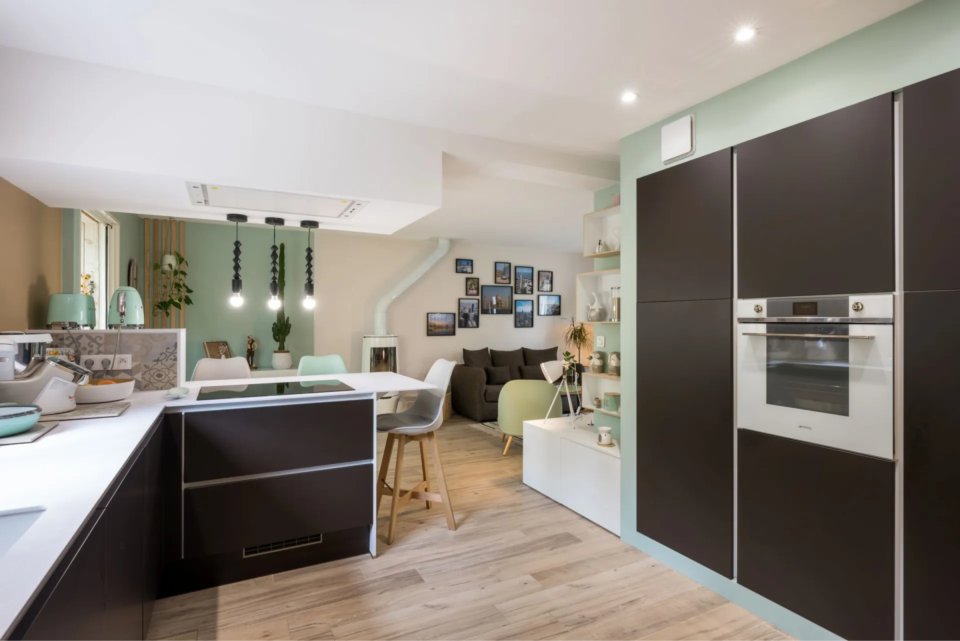 cuisine-ouverte-sur-ejour-mint-bois-et-blanc-annie-mazuy-architecte-interieur-lyon