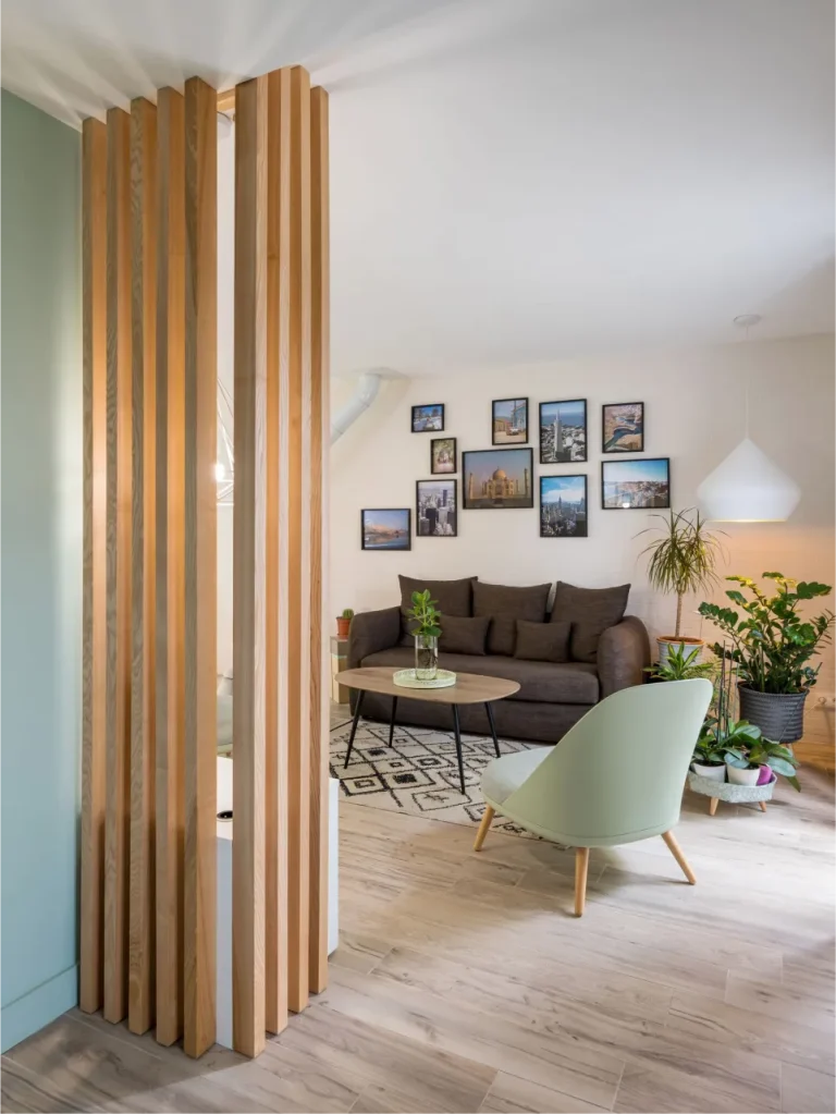 amenagement-entree-de-maison-avec-claustras-bois-en-angle-annie-mazuy-architecte-interieur-lyon