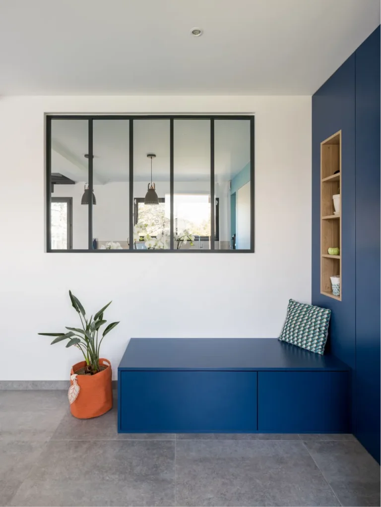 meuble-sur-mesure-dans-une-entree-de-maison-banquette-sous-verriere-conception-architecte-interieur-annie-mazuy-a-lyon-chaponost-ouest-lyonnais