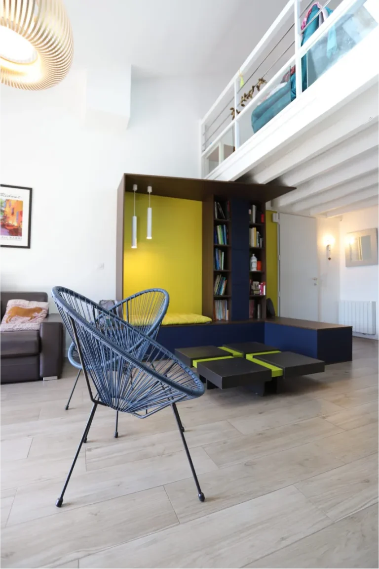 Rénovation d'une pièce à vivre pigmentée de jaune et bleu