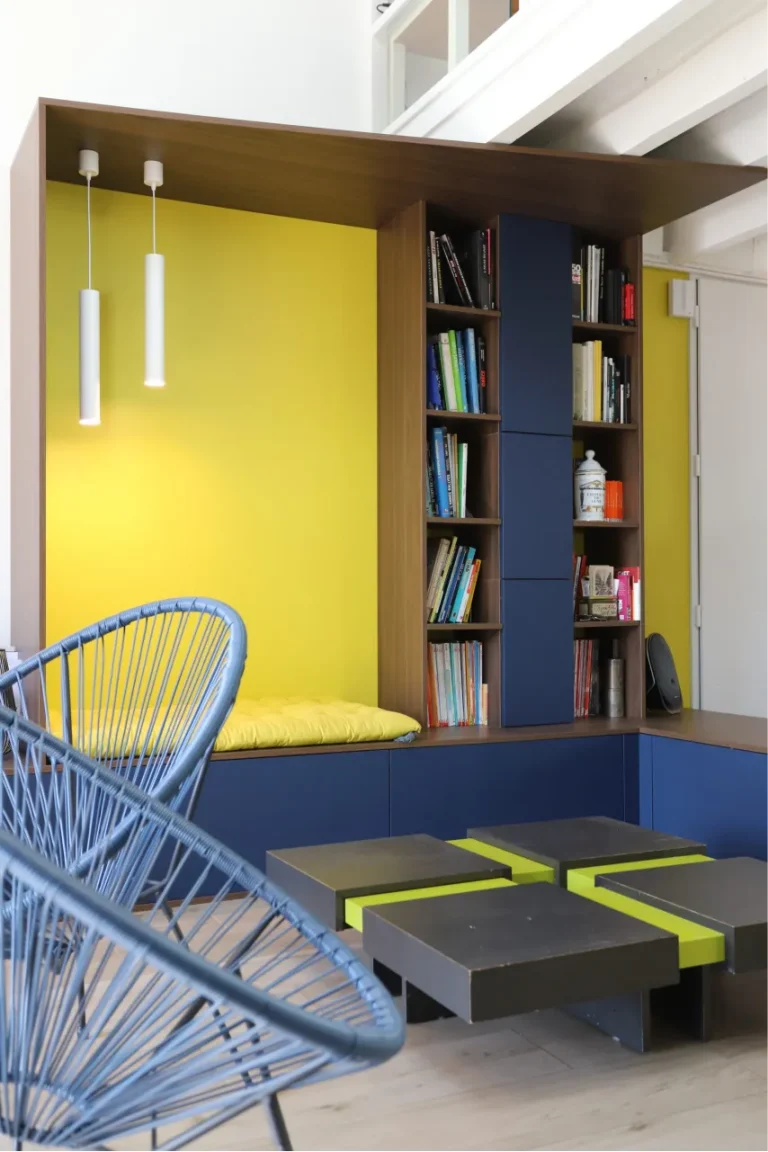 Rénovation d'une pièce à vivre pigmentée de jaune et bleu