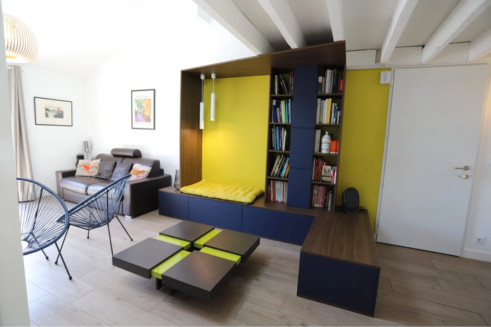 Rénovation d'une pièce à vivre pigmentée de jaune et bleu