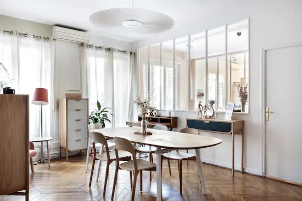 Une belle salle à manger avec table en bois, chaises et mobilier moderne