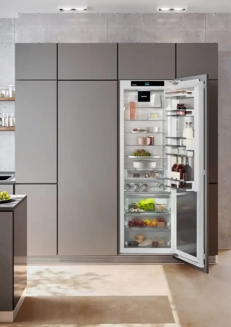 Réfrigérateur encastré dans cuisine haut de gamme couleur taupe chez April Moon et Comment bien choisir son électroménager pour sa cuisine aménagée