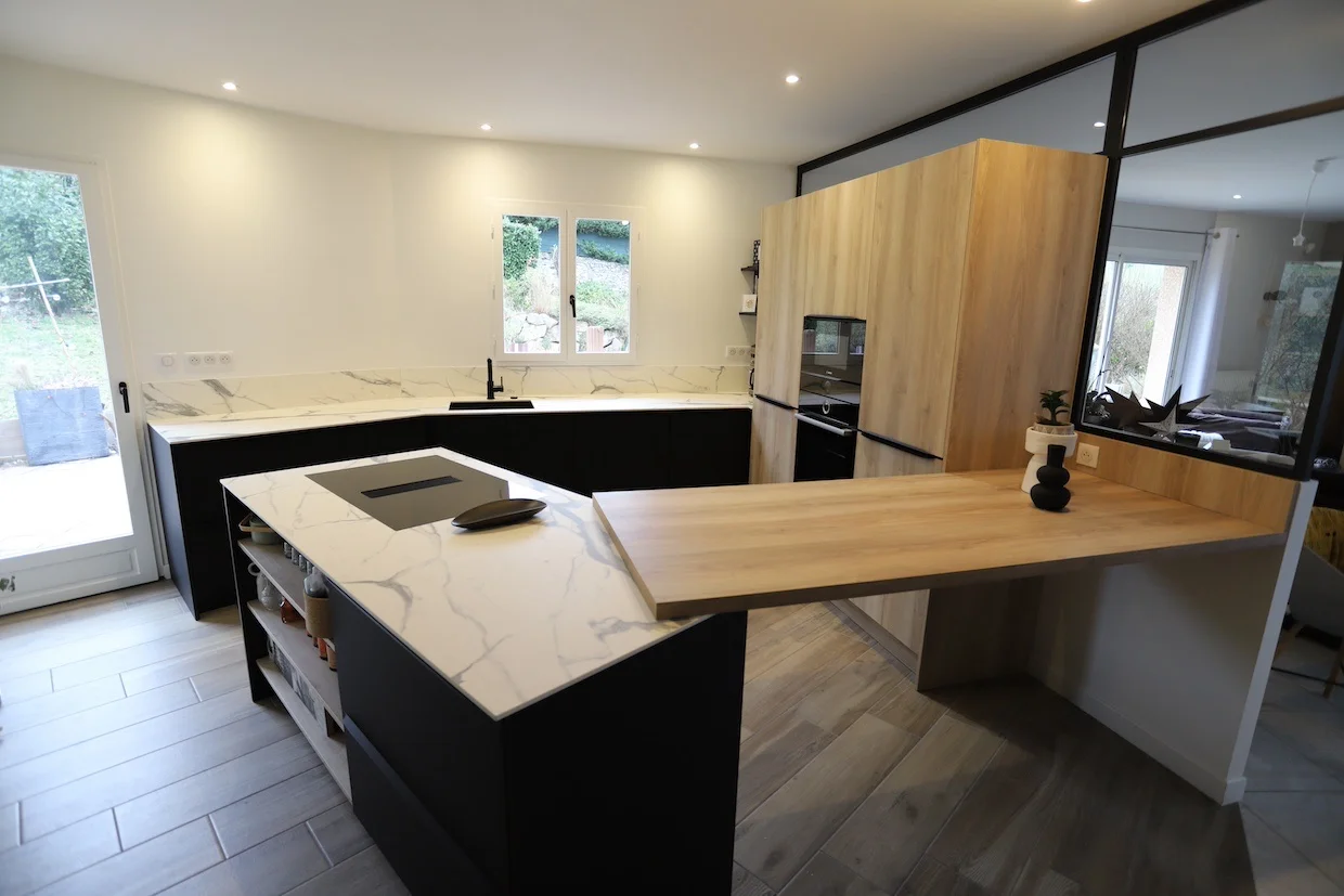 Nos Réalisations d'une cuisine April Moon Home noire, bois et plan de travail marbre avec plaque de cuisson aspirante