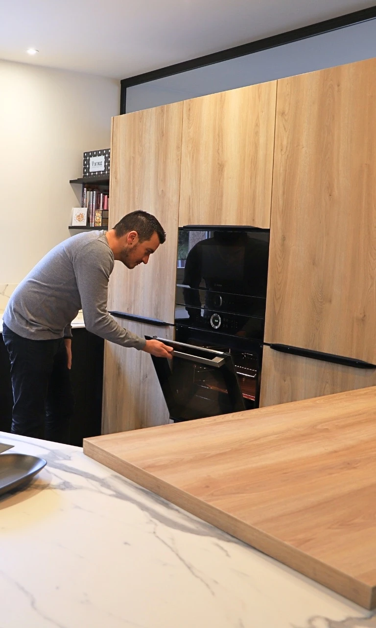 Armoires de cuisine en bois avec four et micro-onde encastré